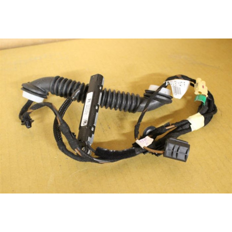 Ssvazek elektrické instalace víka kufru, určeno pro vozidla s karoserií sedan.