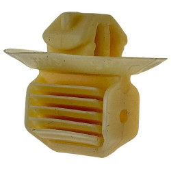 Příchytka na plastový kryt v kufru
