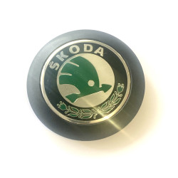 Znak Škoda na kryt motoru